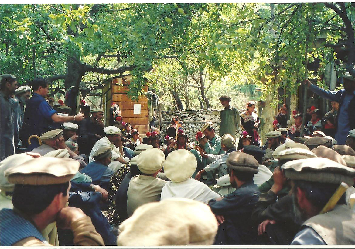 femmes et hommes kalash réunis autour d'un défunt (Jordi est à gauche de la photo)